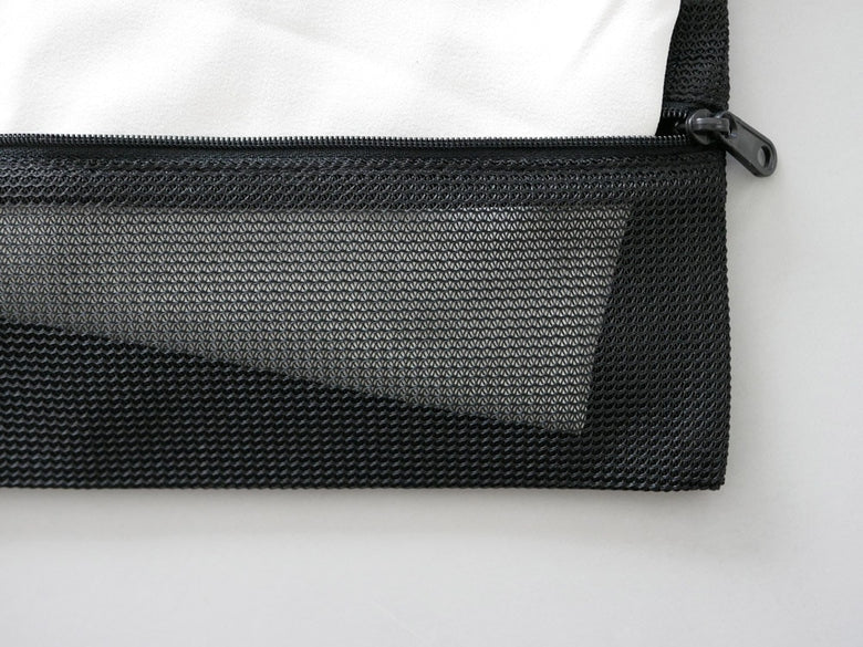 サラサデザインのグレーとシルバーのストラップが付いたメッシュランドリーネット