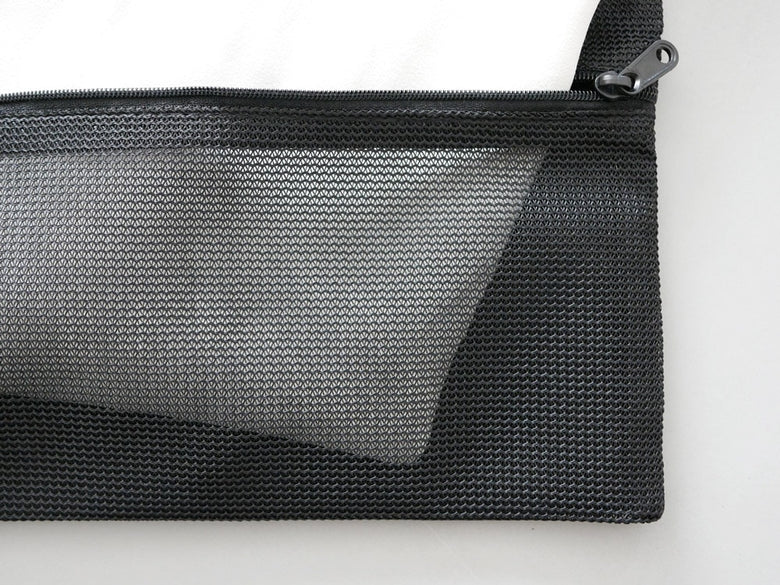 sarasa designのb2cランドリーネットワイド。銀色ジッパーと革製ストラップを備えたポリエステル製のメッシュ洗濯ネット