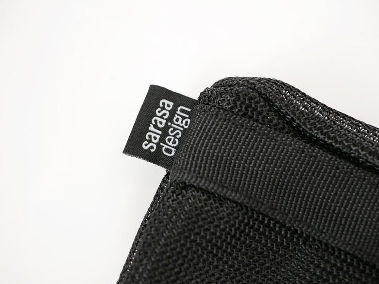 サラサデザインのバッグタイプランドリーネット。レザーとメッシュ素材を使用した耐久性のある洗濯用バッグ