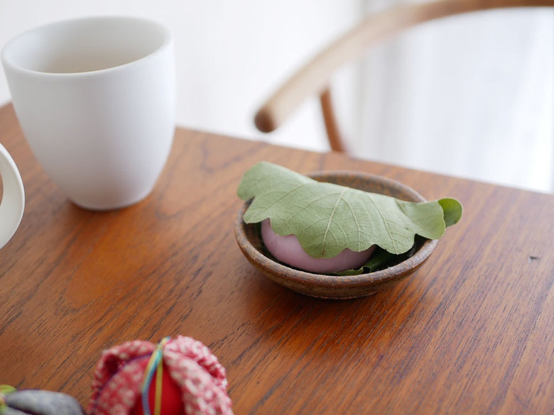 アデペシュの陶器製豆皿とティーカップ