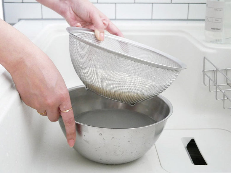 la baseの18-8ステンレス製ボウル、ざる、プレートがキッチンカウンターに美しく配置されている