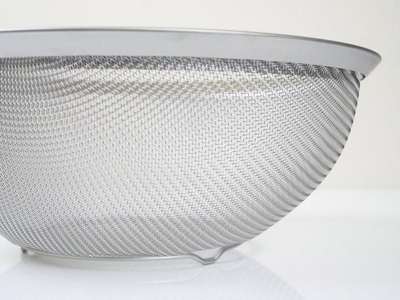 la baseの18-8ステンレス製シルバーカラーのオーバル型ボウル、ザル、プレートが整然と並んだキッチン用品セット