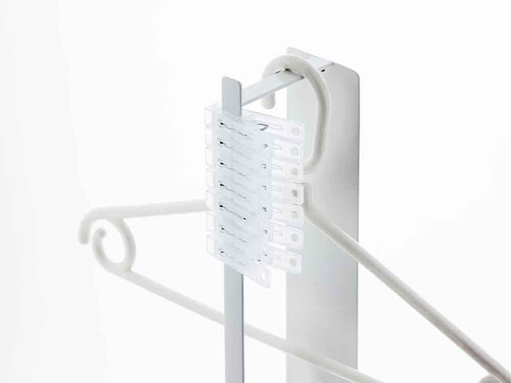 白色のYAMAZAKYタワー製マグネット洗濯ハンガー収納ラック。スチール製の2段構造と3つのフックが特徴。