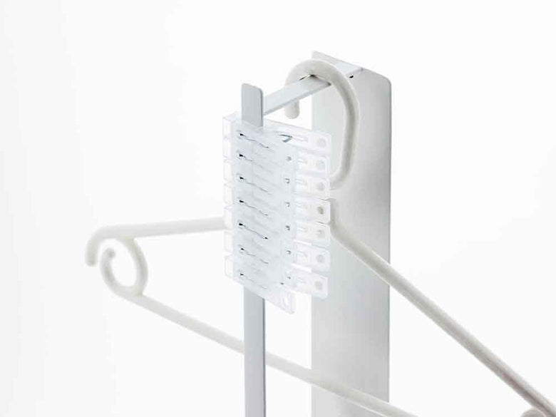 白色のYAMAZAKYタワー製マグネット洗濯ハンガー収納ラック。スチール製の2段構造と3つのフックが特徴。