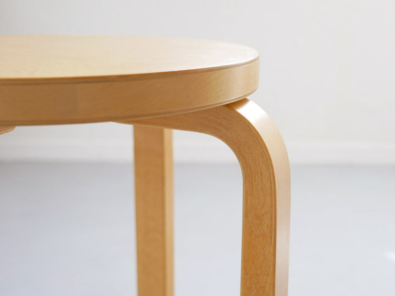 アルテック製バーチ材スツール60が木の床に置かれている様子