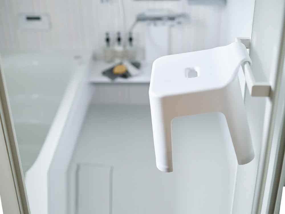 浴槽に取り付けられたYAMAZAKI/towerの引っ掛け風呂イス