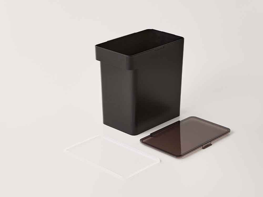 プラスチック製密閉米びつと計量カップ