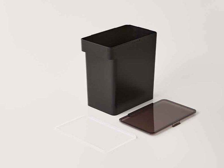 プラスチック製密閉米びつと計量カップ