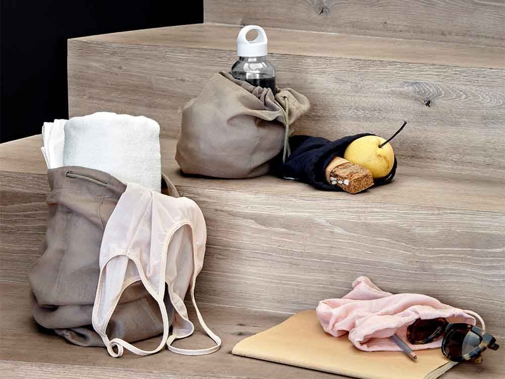 オーガニックコットン製の多用途バッグセットが木の上に置かれています