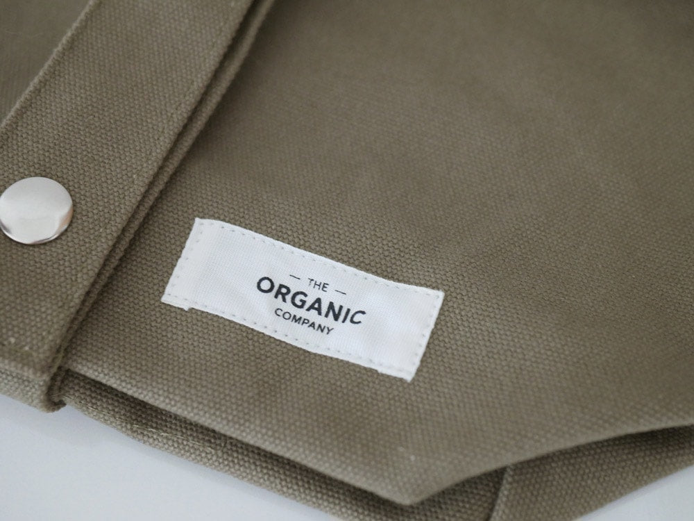 THE ORGANIC COMPANY製オーガニックコットン使用のスモールバッグ。ボタン留め具が特徴のヘビーキャンバス素材。