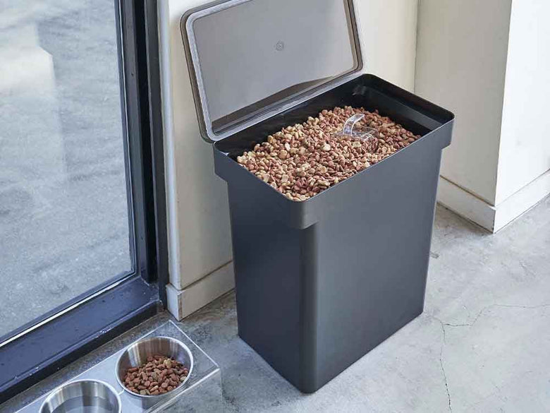 密閉プラスチック製の米びつと計量カップ