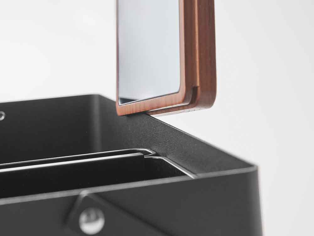 木目仕上げのYAMAZAKIタワーメイクボックス