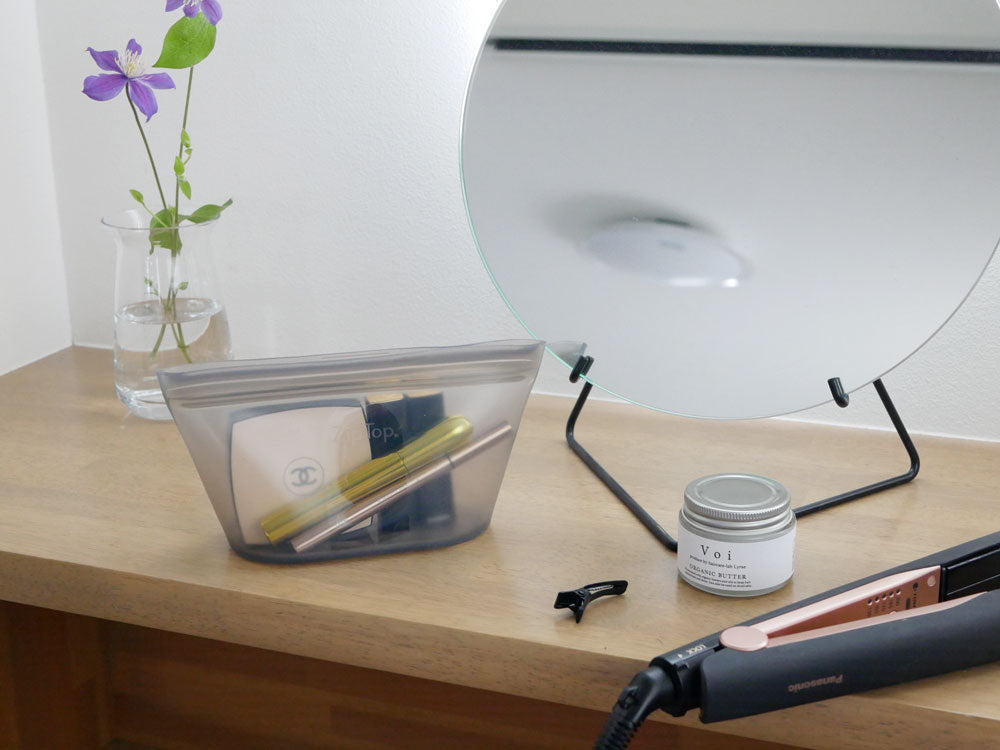 デスク上に配置されたZip Topのプラチナシリコーン製ディッシュとノートパソコン、オフィス用品が並んでいる様子。