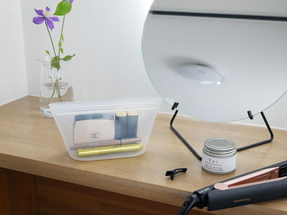 カラフルなプラチナシリコーン製Zip Topジップトップディッシュのセット。サイズS、M、Lが並び、食洗機や電子レンジに対応しています。