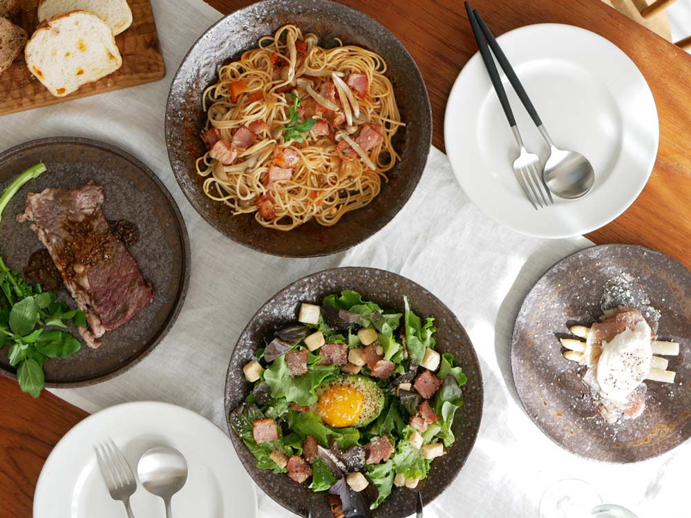 信楽焼リムボウルに盛られた牛肉と野菜の料理