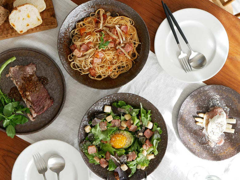 信楽焼リムボウルに盛られた牛肉と野菜の料理