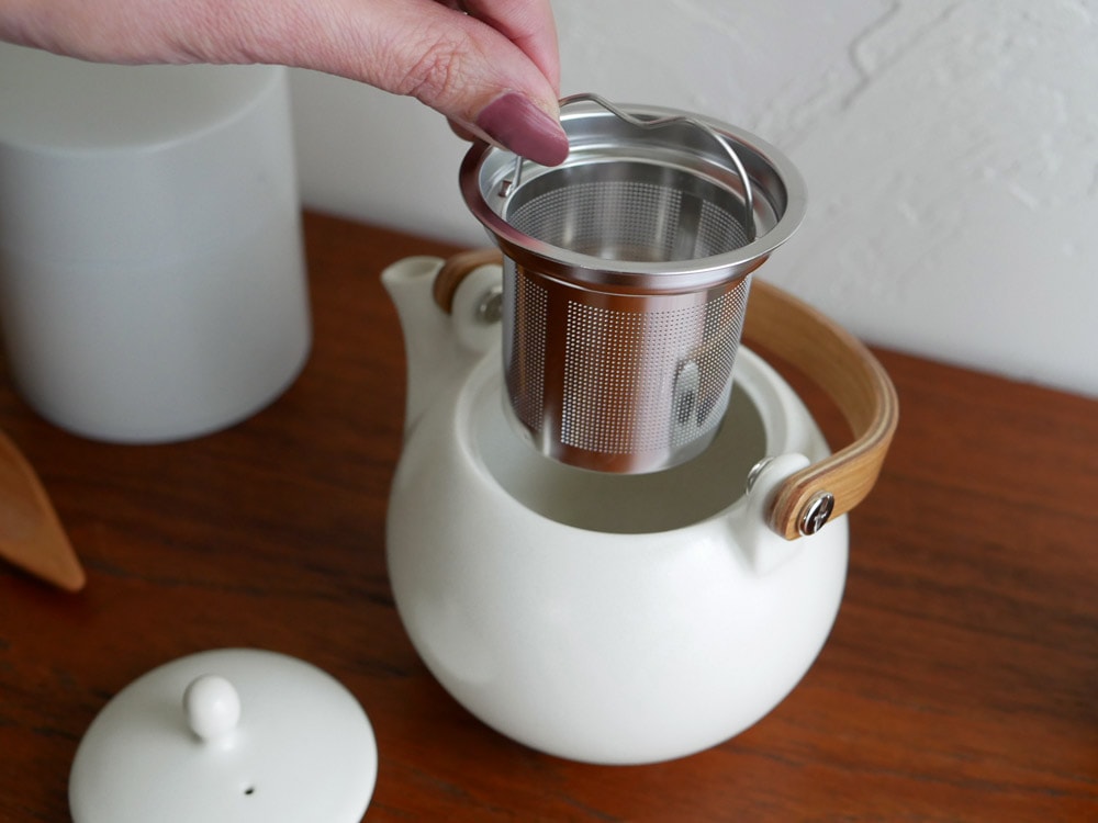 SALIU/LOLO白磁製急須「結 YUI」木製持ち手付き