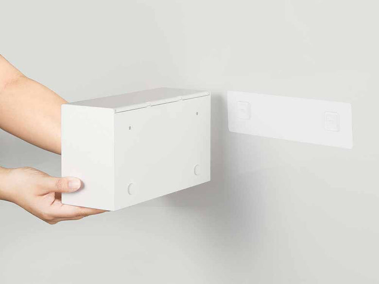 ヤマザキタワー製プラスチックウォールペーパーホルダーが壁に取り付けられている