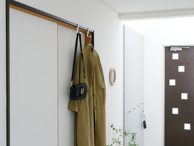 タワー室内物干しフック2個がクローゼットに取り付けられている