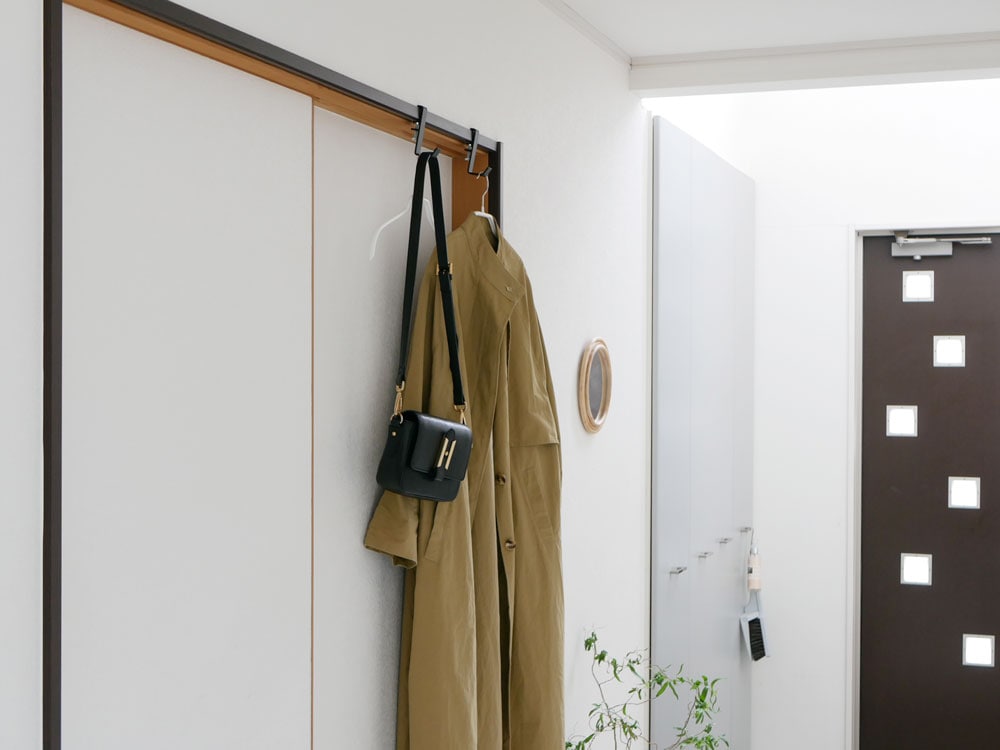 タワー室内物干しフック2個がクローゼットに設置