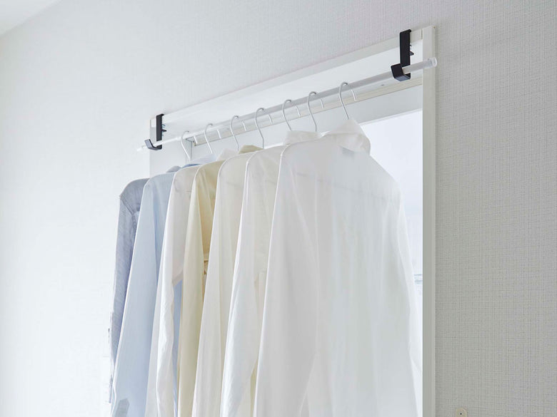 クローゼットに取り付けられたタワー室内物干しポールホルダー