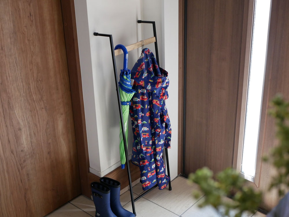 マンゴーウッドとアイアンのポッシュリビングウォールハンガーが木棚に掛かっている