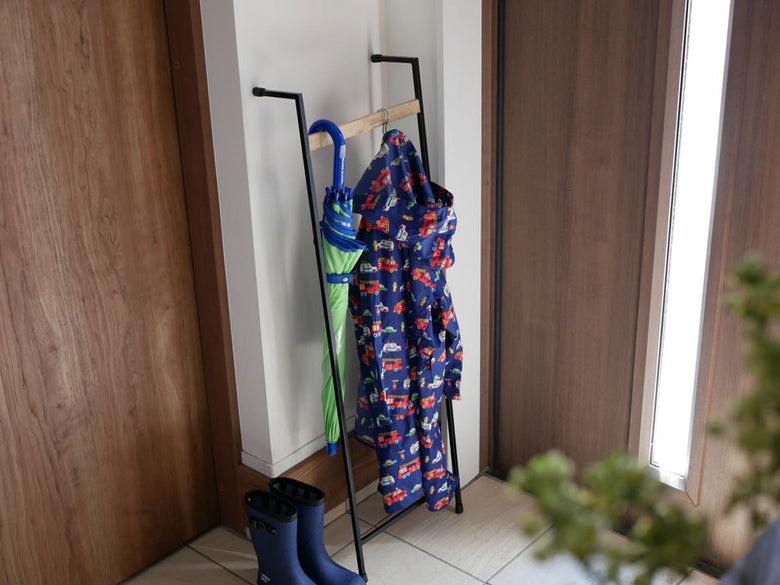 マンゴーウッドとアイアンのポッシュリビングウォールハンガーが木棚に掛かっている