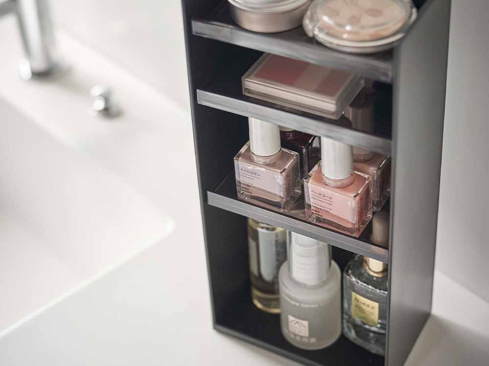ヤマザキタワーの4段コスメ収納ケースと化粧品が並ぶ棚
