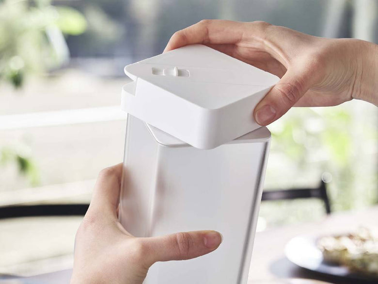 towerタワーの黒色倒して置ける冷水筒