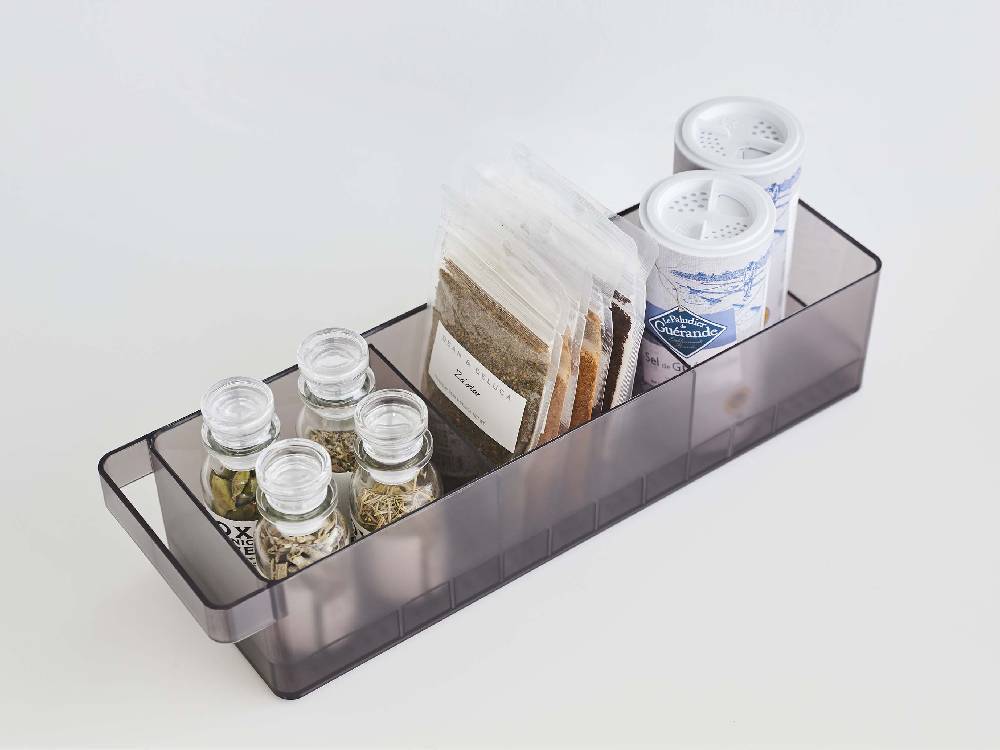 タワー冷蔵庫用収納ケースと仕切りが並ぶ棚