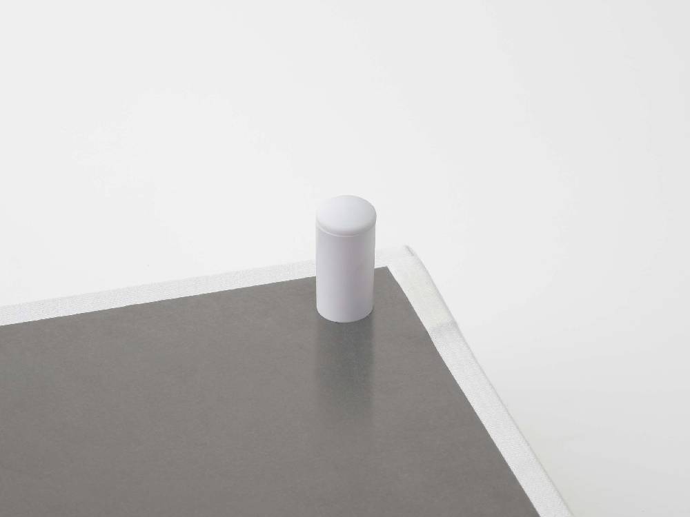 白いプラスチック製の円柱形卓上アイロン台