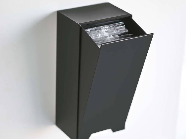 タワー製グレーマスク収納ケースの写真