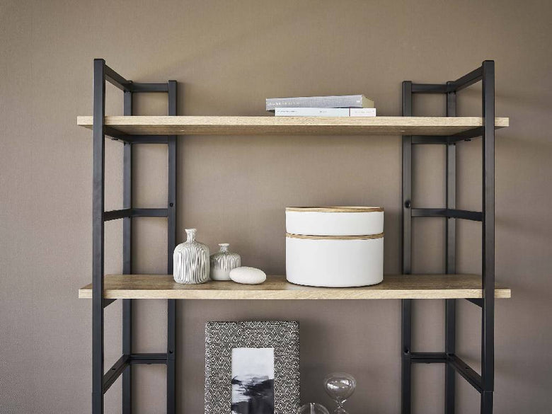 灰色の木製棚に置かれたRIN蓋付き収納ケース