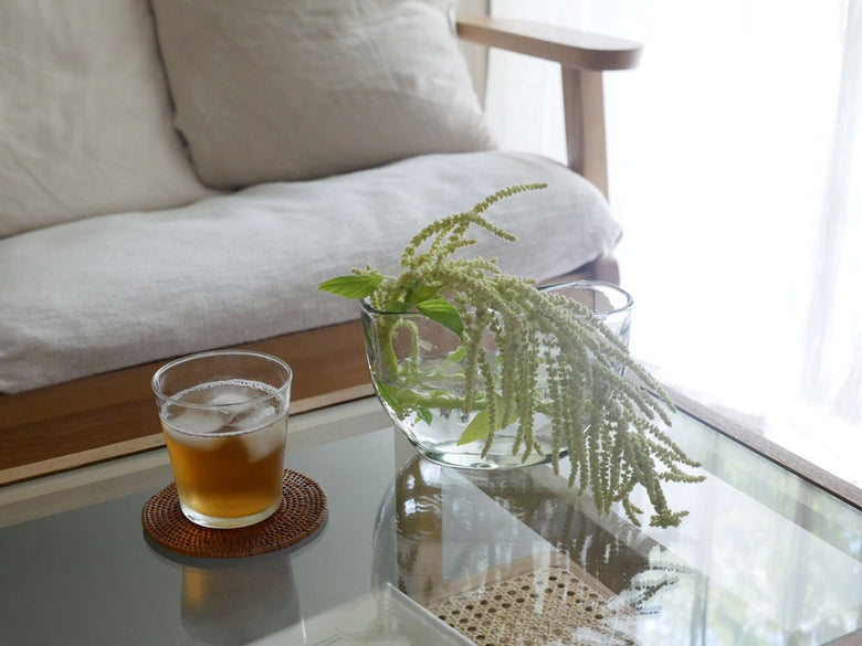 リビングに置かれたクレエ製シナリーベース蚊取り線香ホルダー