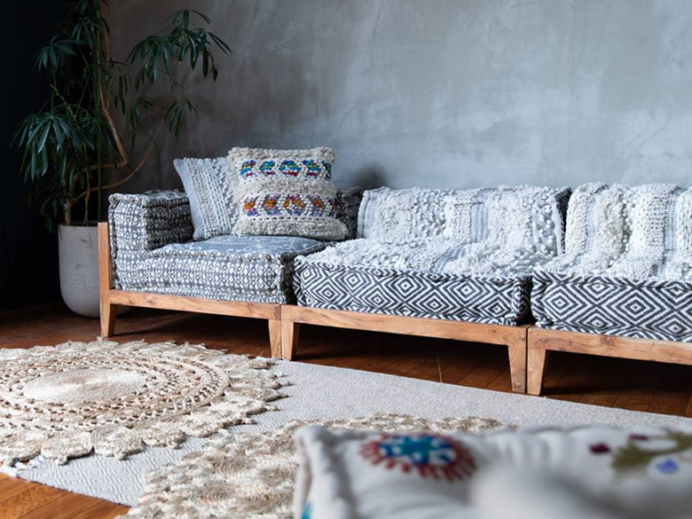 アデペシュの青いブロックマルチソファとクッションが置かれたリビング