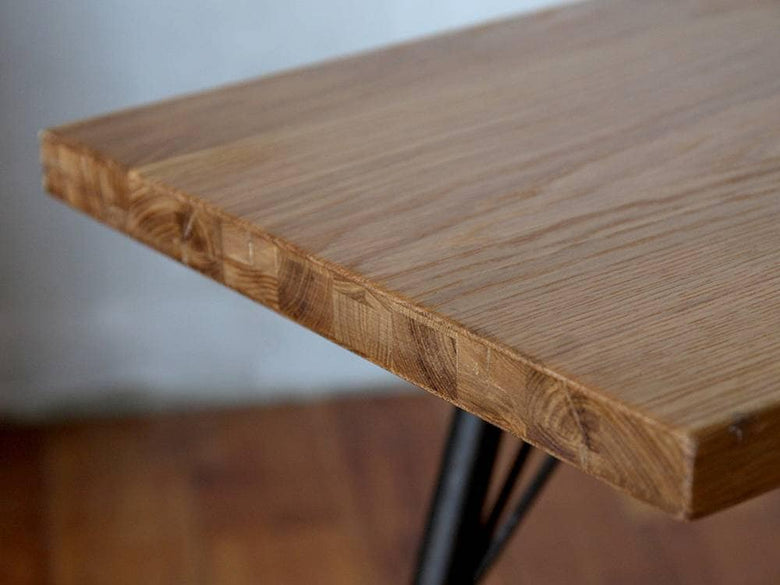 木の床に置かれたブラウン木製ベンチ