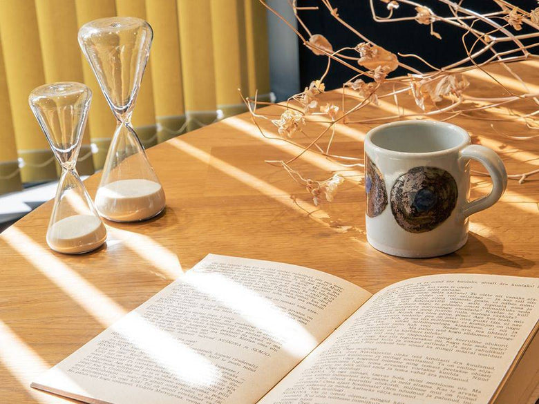 アデペシュのオーク突板とアイアン脚のラウンドダイニングテーブル