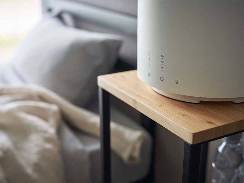 銀色のYamazakiタワー型加湿器スタンド