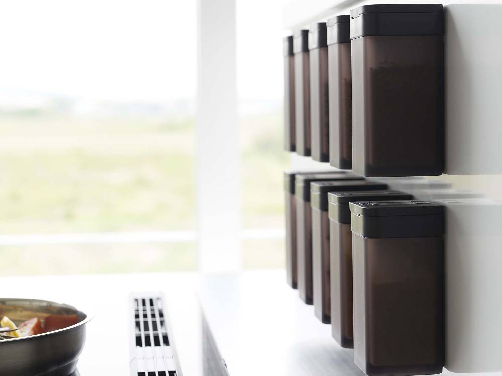 タワーブランドの黒マグネットスパイスボトルと蓋