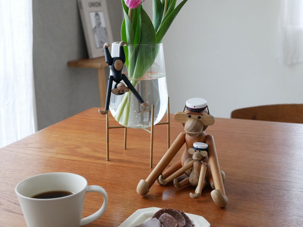 KAY BOJESEN製木材塗装仕上げのスチューデントキャップフィギュア。自然な木目が美しい小型オブジェ