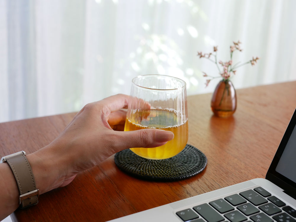 sarasa designの手作りアタ素材プレイスマット、トレイ、バスケット、コースターが並んだセット