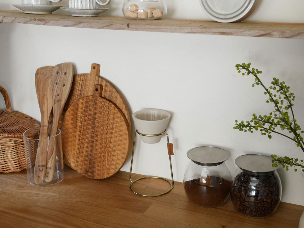 サラサデザインのb2cコーヒードリッパー、チーク材とストーンウェア製でナチュラルなデザイン