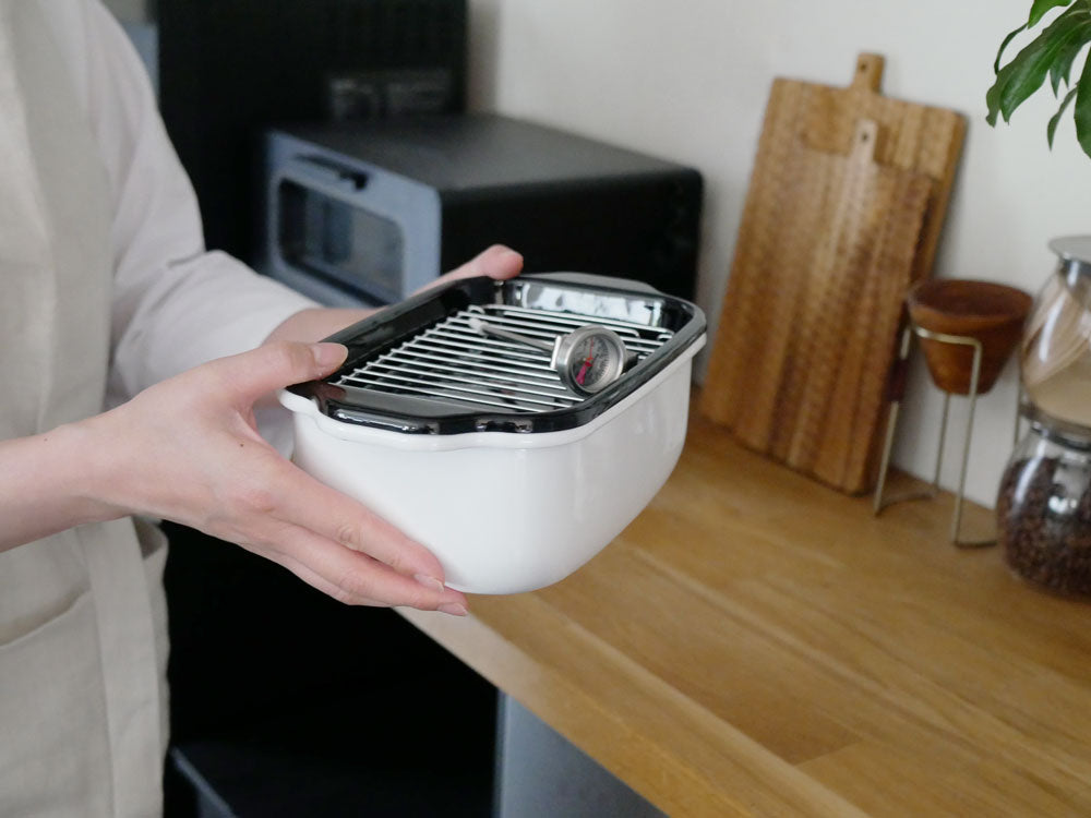 富士ホーロー角型天ぷら鍋とスノコ網、バット、温度計