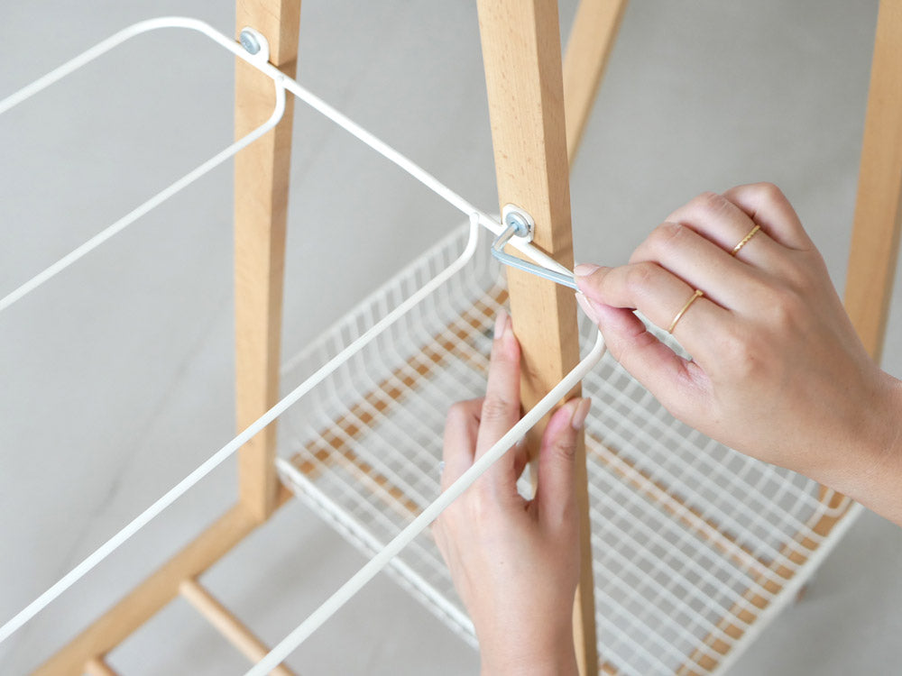 キャスター付き天然木フレームのキャリーバスケットハンガー