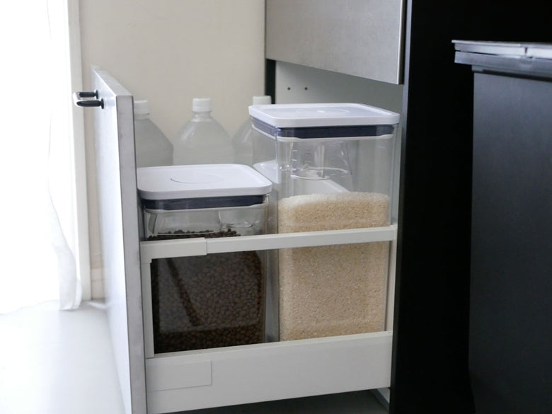 OXOオクソーのPOP2シリーズのビックスクエアミディアム、ビックスクエアトール、ポップスクープ、ライスカップの密閉容器が整然と並べられている様子