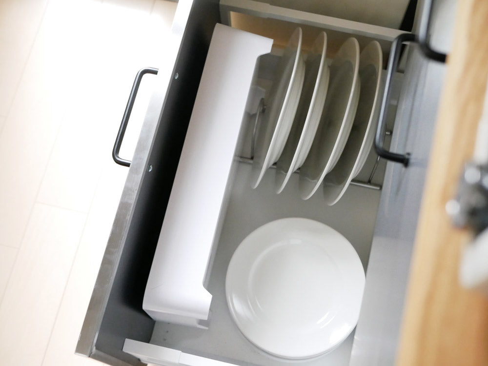 ヤマザキのタワー角型卓上水切りトレーがキッチンカウンターに置かれている写真