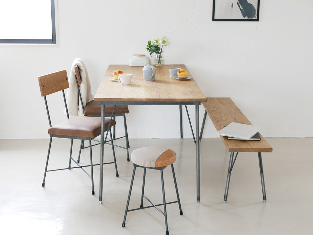 四角商店製の二色調スツール。牛本革とキャンバスの座面に、クリアラッカー塗装された鉄脚を組み合わせたデザイン。