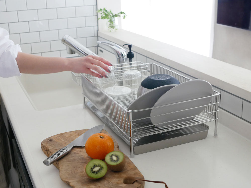 la baseブランドの18-8ステンレス製水切りかご3点セット。小型および大型のかご、ポケット、トレーがシリコーンゴム足付きで揃っています。