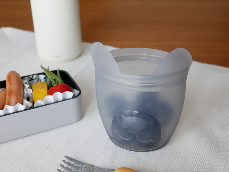 透明なシリコーンゴム製で持ち運びに便利なZip Topブランドのベビースナック容器。118mlの容量を持ち、プラチナシリコーン素材で耐熱・耐冷性に優れています。