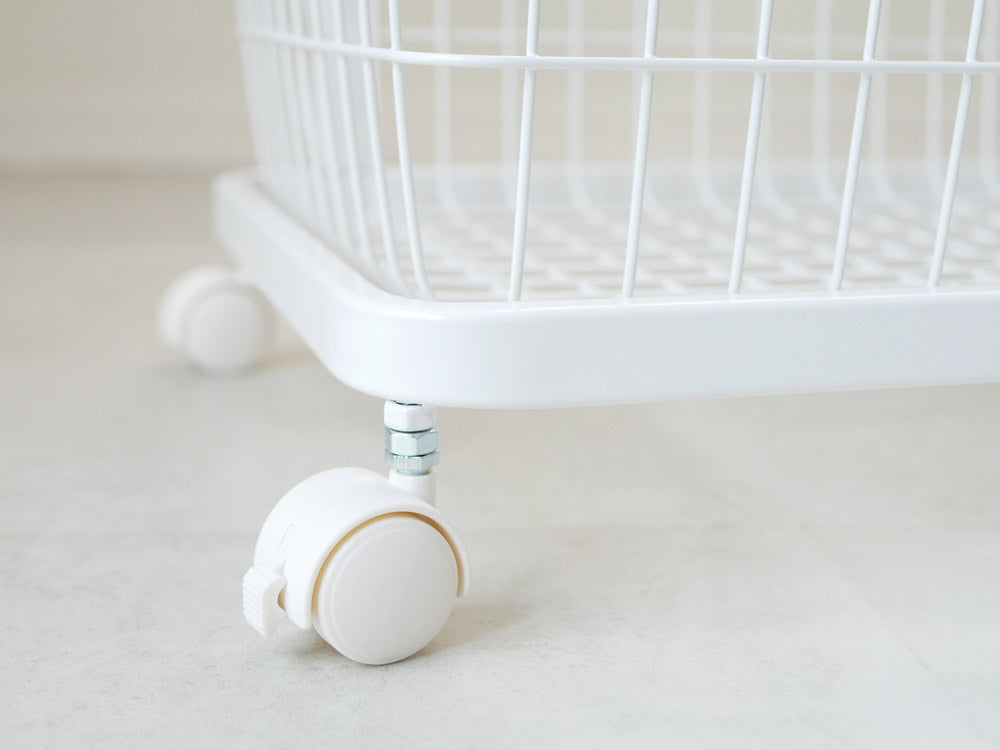 YAMAZAKI製tower toscaランドリーワゴン＋バスケット。スチール製のタワーデザインで、キャスター付き上段にMサイズのバスケットを搭載。